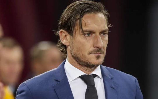 totti-disgustato-lei-sfonda-porta-Solospettacolo.it