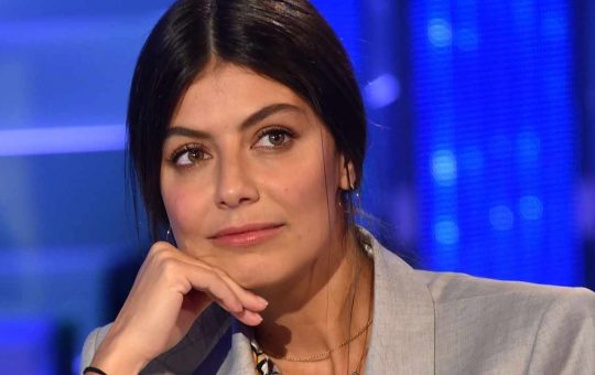 alessandra mastronardi ritocchino-Solospettacolo