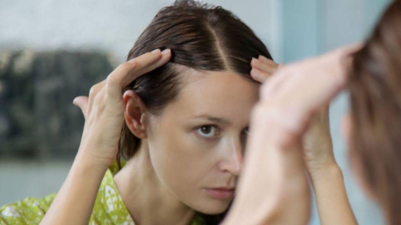 Caduta dei Capelli: in autunno può diventare un disastro | Basta questo integratore per fermarla